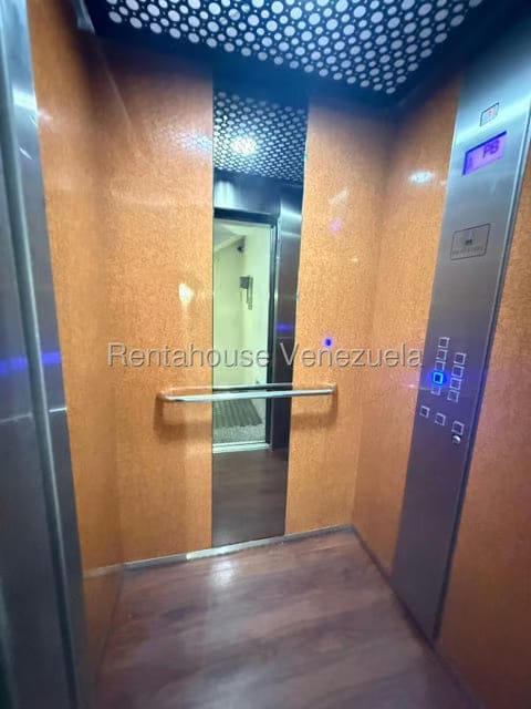 Apartamento (1 Nivel) en Alquiler en Los Palos Grandes, Distrito Metropolitano - 11