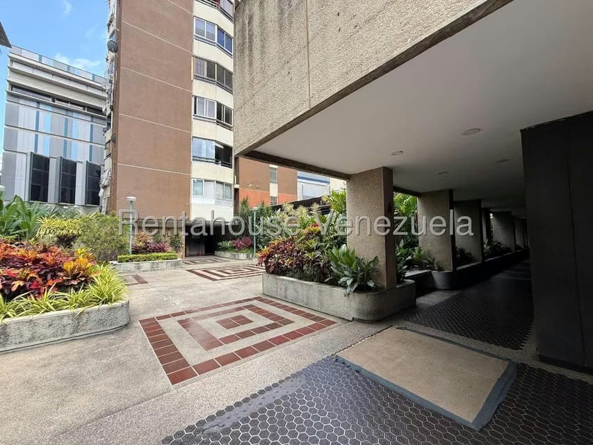 Apartamento (1 Nivel) en Alquiler en Los Palos Grandes, Distrito Metropolitano - 12