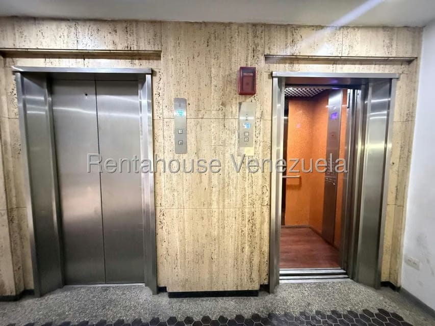 Apartamento (1 Nivel) en Alquiler en Los Palos Grandes, Distrito Metropolitano - 10