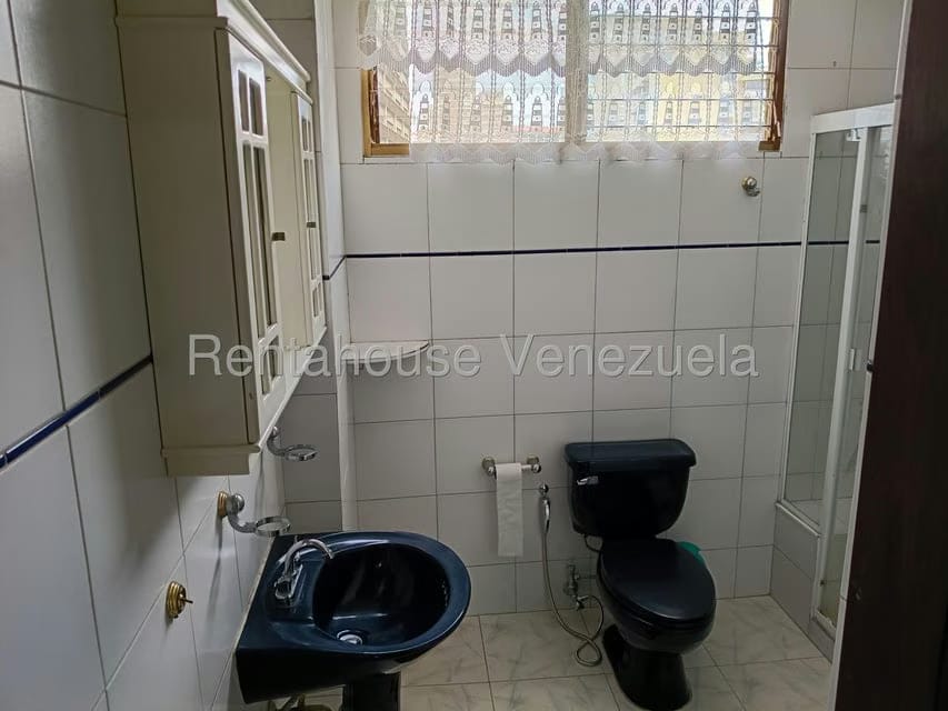 Apartamento (1 Nivel) en Alquiler en Los Palos Grandes, Distrito Metropolitano - 14