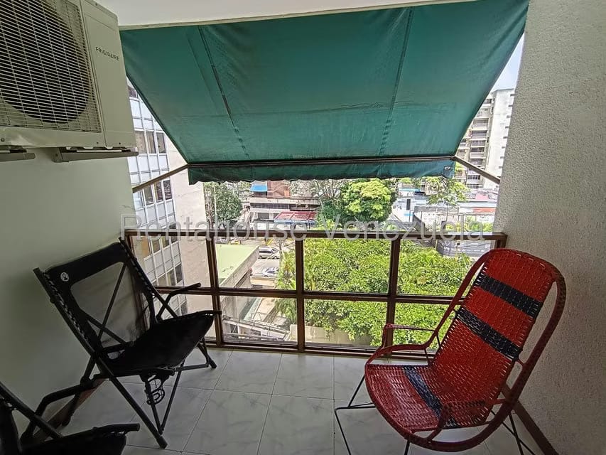 Apartamento (1 Nivel) en Alquiler en Los Palos Grandes, Distrito Metropolitano - 8