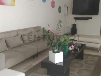 Moderna Casa de Amplios Espacios - 6