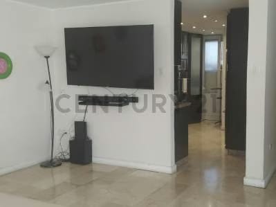 Moderna Casa de Amplios Espacios - 8