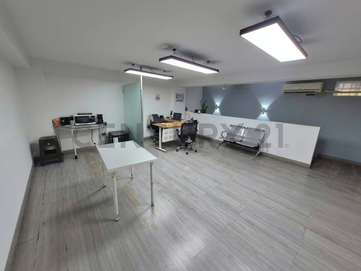 Local a pie de la Av. Fuerzas Armadas-C.C Vegas del Neverí, Barcelona - 5