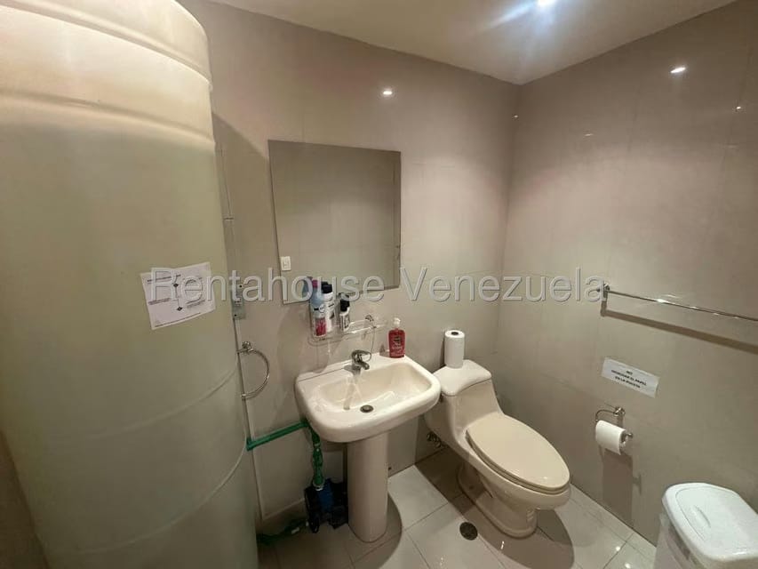 Comercial (Oficina) en Venta en Los Palos Grandes, Distrito Metropolitano - 26