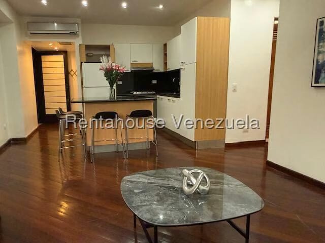 Apartamento (1 Nivel) en Alquiler en El Rosal, Distrito Metropolitano - 2