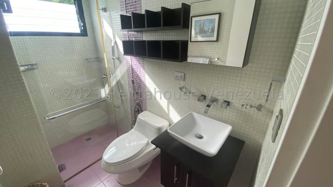 Apartamento (1 Nivel) en Alquiler en Colinas de Valle Arriba, Distrito Metropolitano - 23
