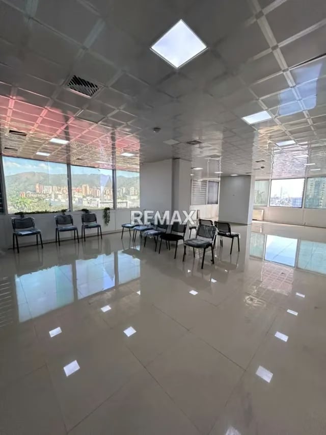 Alquiler de Oficina Remodelada y s-emiamoblada en Centro Comercial Camoruco Av Bolívar con Planta Eléctrica,