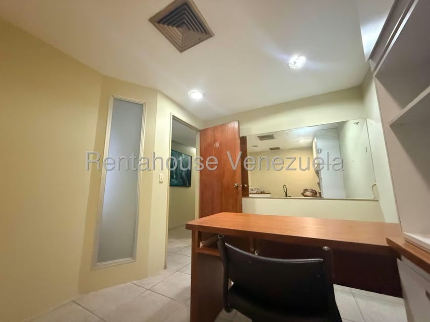 Comercial (Local Comercial) en Alquiler en Santa Paula, Distrito Metropolitano - 8