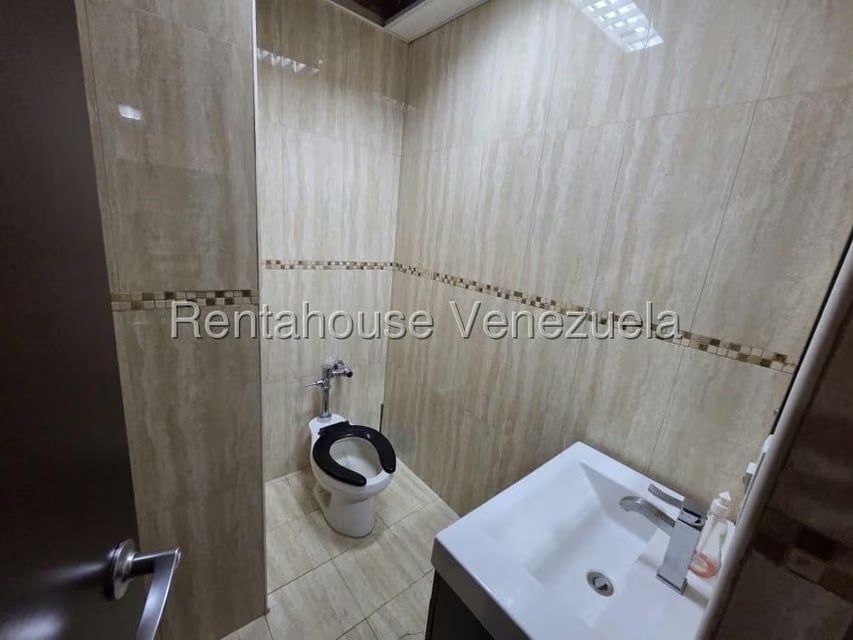 Comercial (Oficina) en Venta en Los Dos Caminos, Distrito Metropolitano - 19
