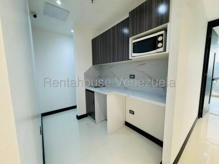 Oficina en Alquiler en los dos caminos Caracas