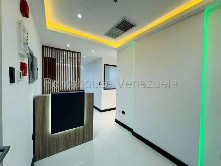 Oficina en Alquiler en los dos caminos Caracas - 2