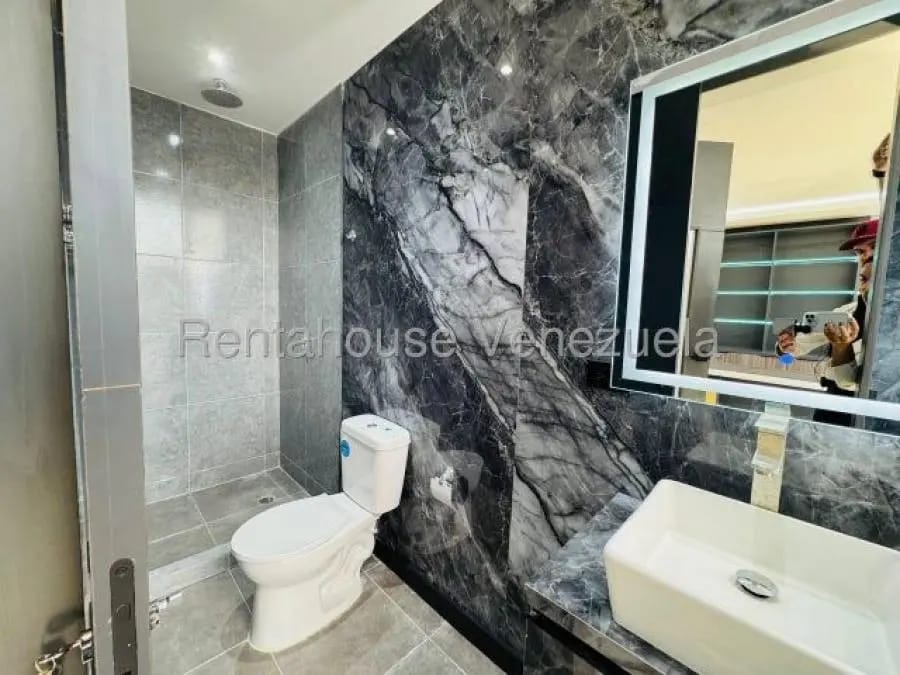 Oficina en Alquiler en los dos caminos Caracas - 3