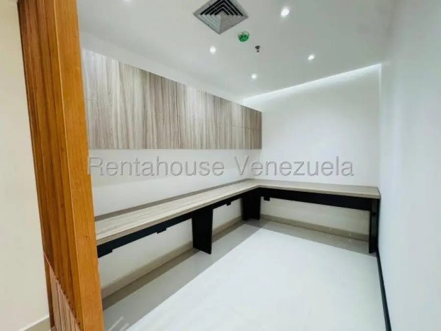Oficina en Alquiler en los dos caminos Caracas - 4