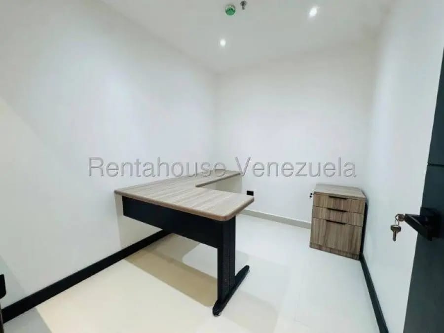 Oficina en Alquiler en los dos caminos Caracas - 8
