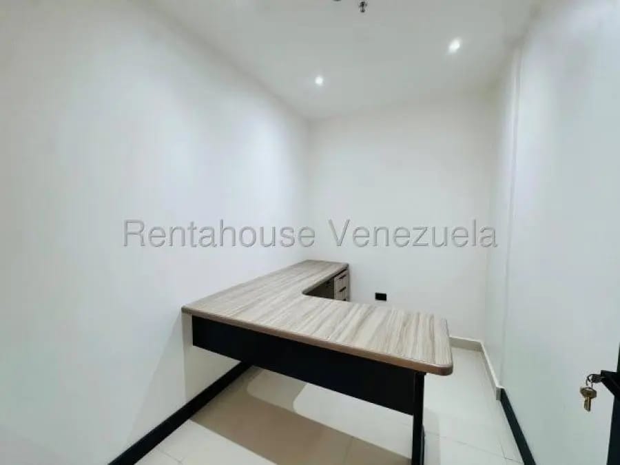 Oficina en Alquiler en los dos caminos Caracas - 9