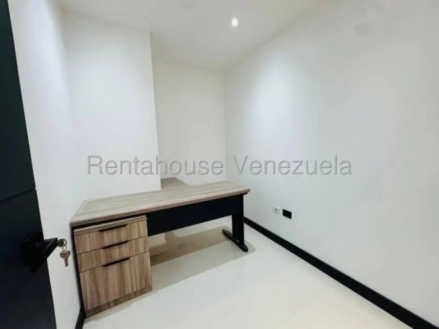 Oficina en Alquiler en los dos caminos Caracas - 10