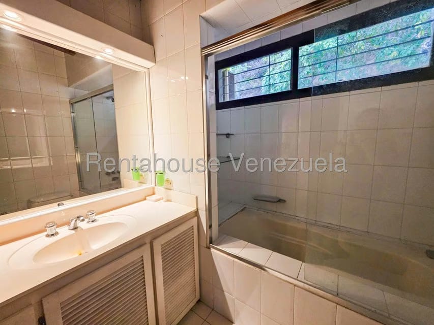 Casa (Multipes Niveles) en Venta en Prados del Este, Distrito Metropolitano - 40