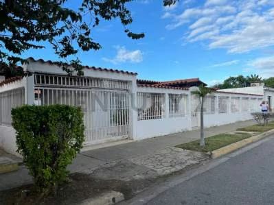 Casa en excelente estado, Urbanizacion Privada San Miguel, Calle principal