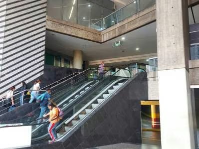 excelente oficina con excelentes acabados posee 4 espacios gerenciales,baños. - 4