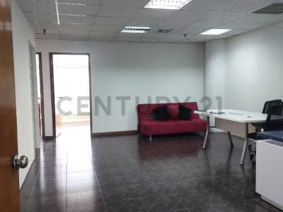 excelente oficina con excelentes acabados posee 4 espacios gerenciales,baños. - 7