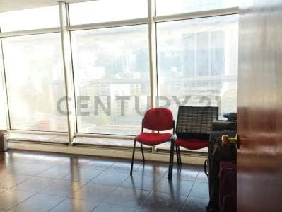 excelente oficina con excelentes acabados posee 4 espacios gerenciales,baños. - 8