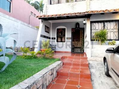 Bella y Espaciosa Casa en Venta - 2