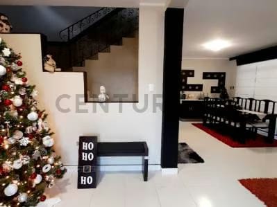 Bella y Espaciosa Casa en Venta - 4