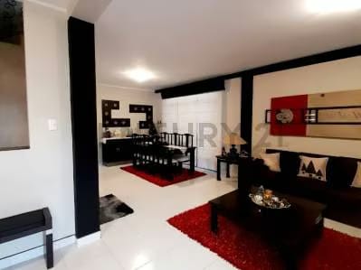 Bella y Espaciosa Casa en Venta - 5