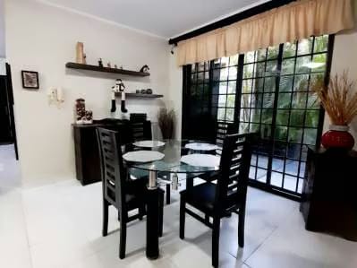 Bella y Espaciosa Casa en Venta - 8