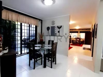 Bella y Espaciosa Casa en Venta - 9