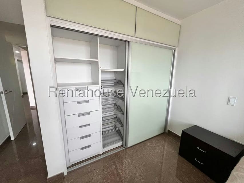 Apartamento (1 Nivel) en Alquiler en Colinas de La Tahona, Distrito Metropolitano - 12