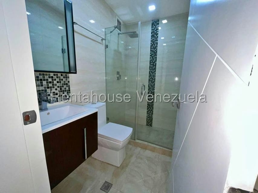 Apartamento (1 Nivel) en Alquiler en Colinas de La Tahona, Distrito Metropolitano - 13