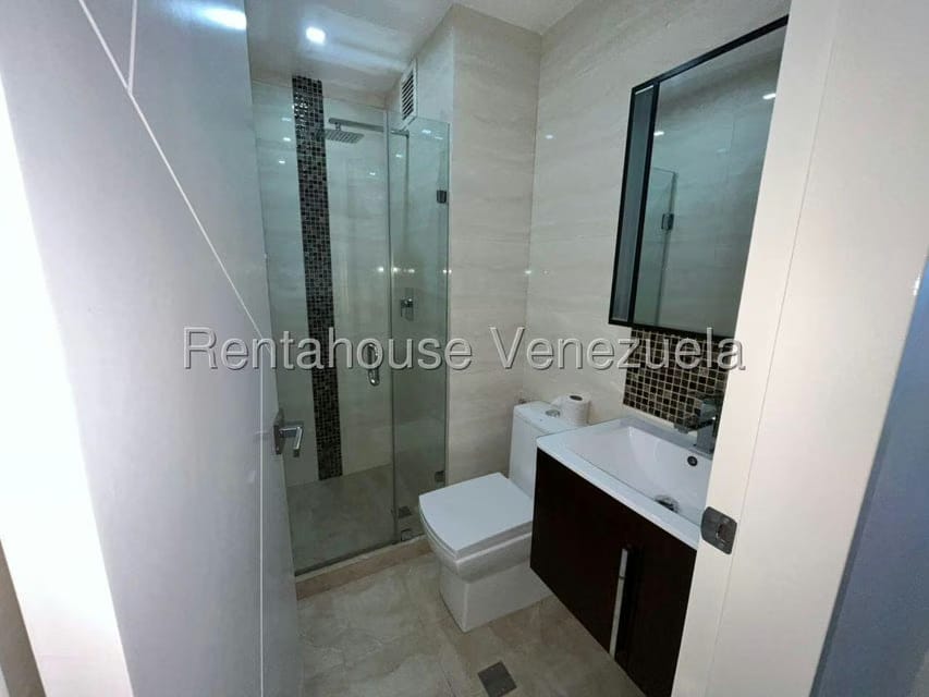 Apartamento (1 Nivel) en Alquiler en Colinas de La Tahona, Distrito Metropolitano - 17