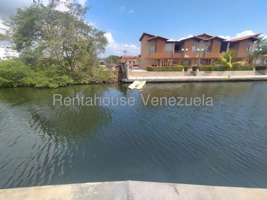 Casa (Duplex) en Venta en Puerto Encantado, Miranda - 24