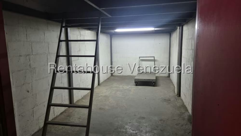Comercial (Galpon - Deposito) en Alquiler en Los Cortijos de Lourdes, Distrito Metropolitano - 2