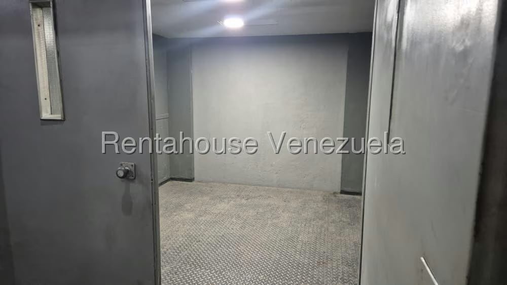 Comercial (Galpon - Deposito) en Alquiler en Los Cortijos de Lourdes, Distrito Metropolitano - 11