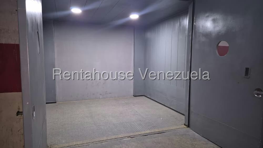 Comercial (Galpon - Deposito) en Alquiler en Los Cortijos de Lourdes, Distrito Metropolitano - 9