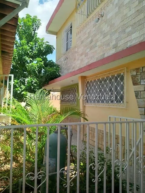 Casa (Duplex) en Venta en Zona Este, Lara - 2