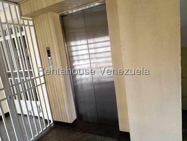 Apartamento (1 Nivel) en Alquiler en Casalta II, Distrito Metropolitano - 25