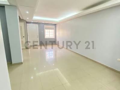 DISPONIBLE PARA ALQUILER TH. EN CONJ. RES. LAGO COUNTRY III