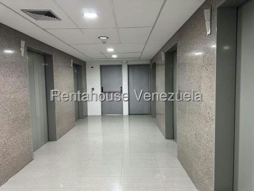Comercial (Oficina) en Alquiler en Los Dos Caminos, Distrito Metropolitano - 2