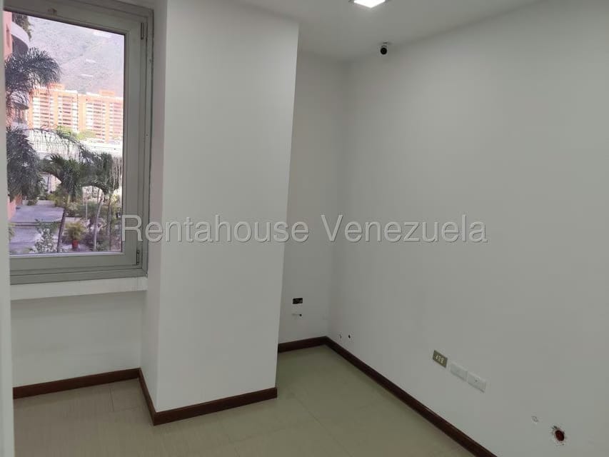 Comercial (Oficina) en Alquiler en Los Dos Caminos, Distrito Metropolitano - 11