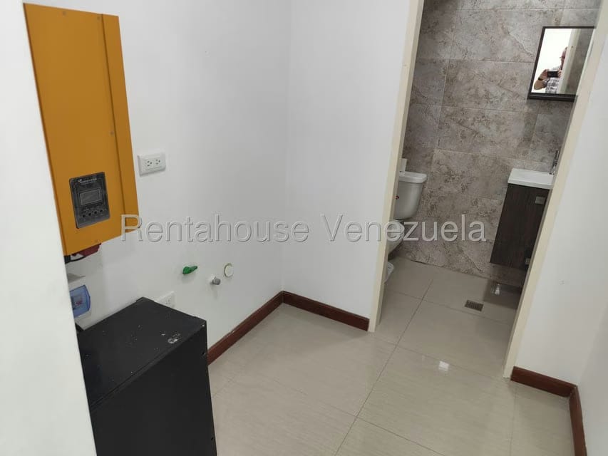 Comercial (Oficina) en Alquiler en Los Dos Caminos, Distrito Metropolitano - 14