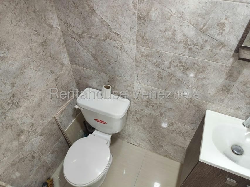 Comercial (Oficina) en Alquiler en Los Dos Caminos, Distrito Metropolitano - 16