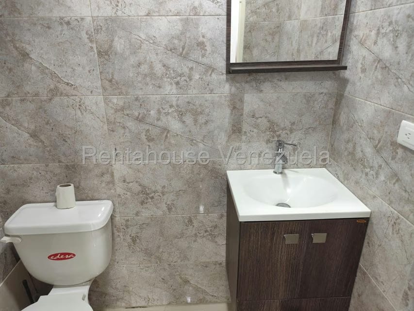 Comercial (Oficina) en Alquiler en Los Dos Caminos, Distrito Metropolitano - 17