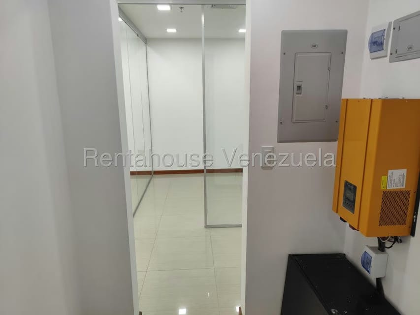Comercial (Oficina) en Alquiler en Los Dos Caminos, Distrito Metropolitano - 18