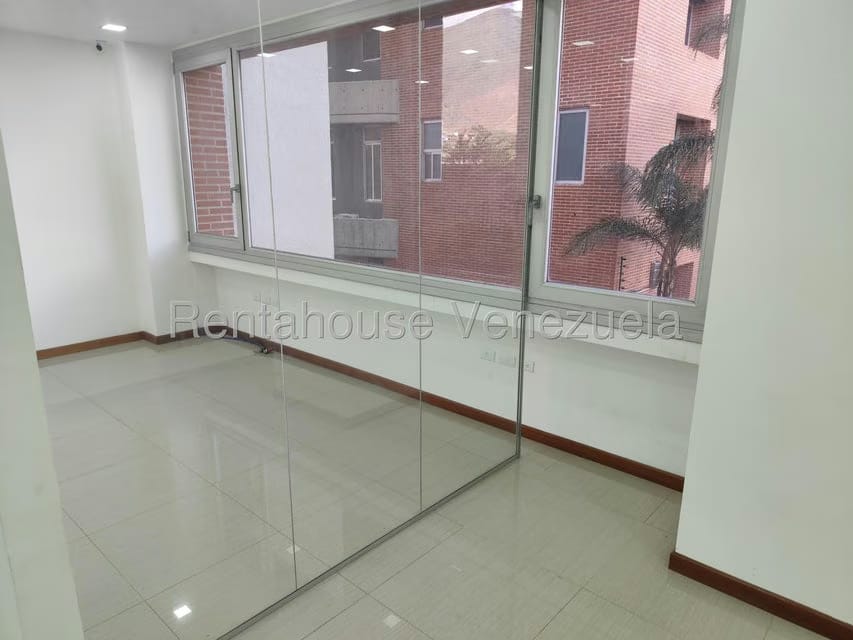 Comercial (Oficina) en Alquiler en Los Dos Caminos, Distrito Metropolitano - 19
