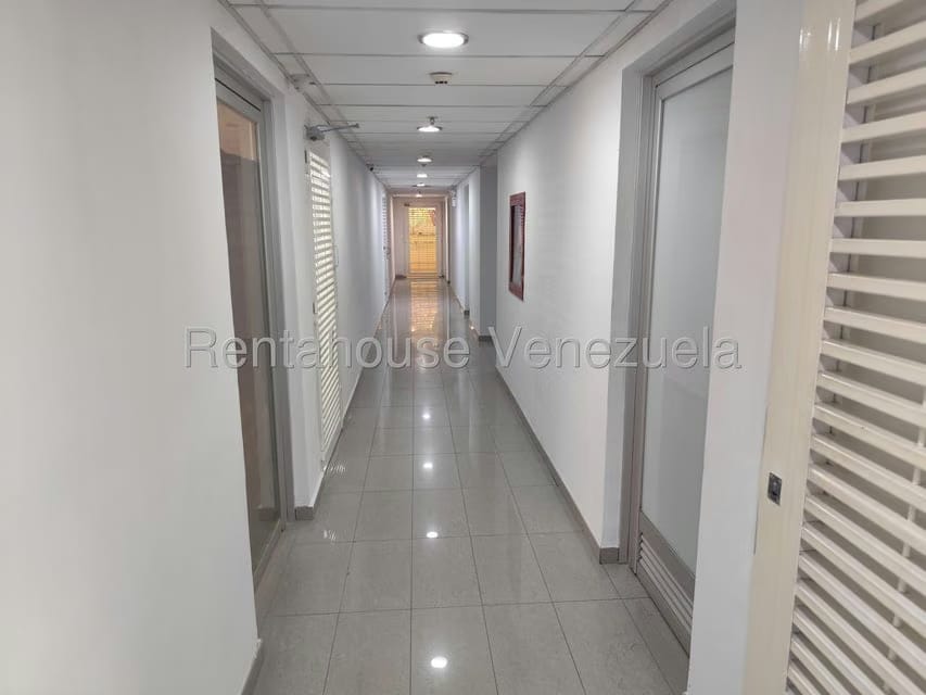 Comercial (Oficina) en Alquiler en Los Dos Caminos, Distrito Metropolitano - 3