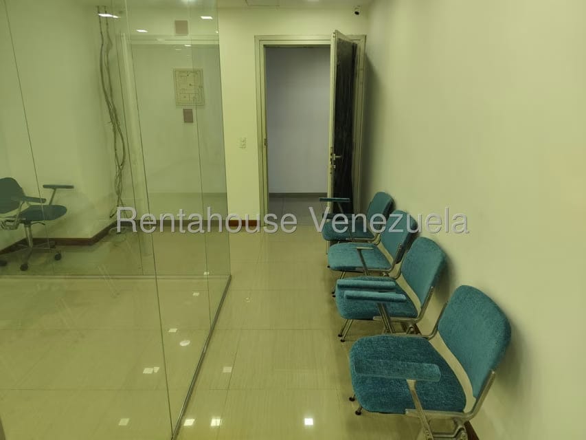 Comercial (Oficina) en Alquiler en Los Dos Caminos, Distrito Metropolitano - 23